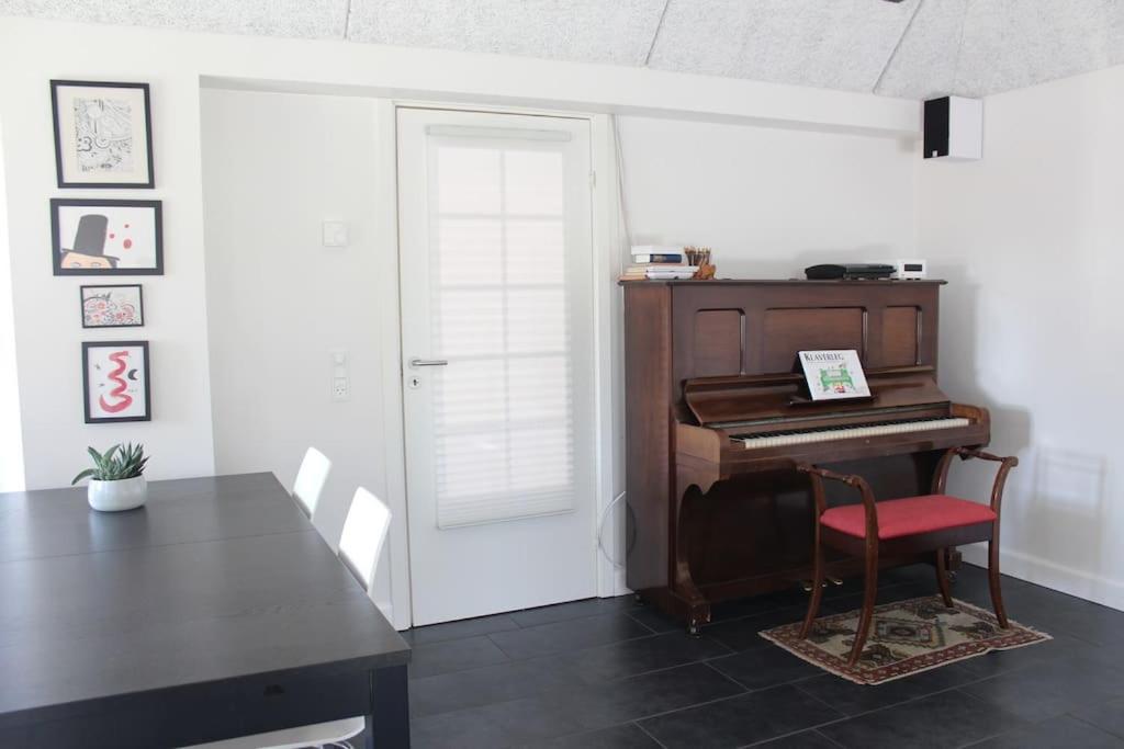 Large Modern Family Room - “Arnely” Tommerup Εξωτερικό φωτογραφία